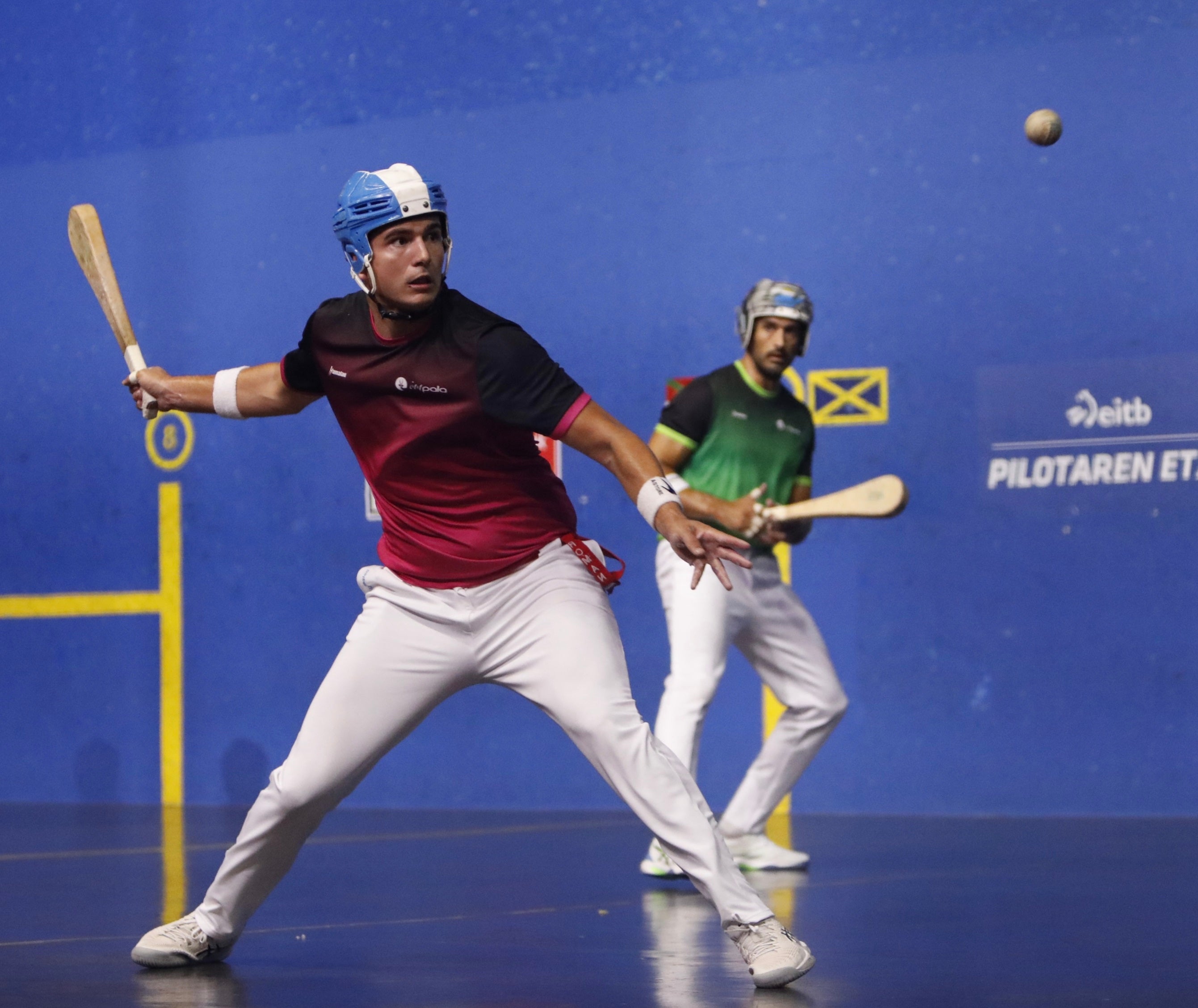 Maldonado se coloca para empalar con la derecha ante la mirada de Fusto