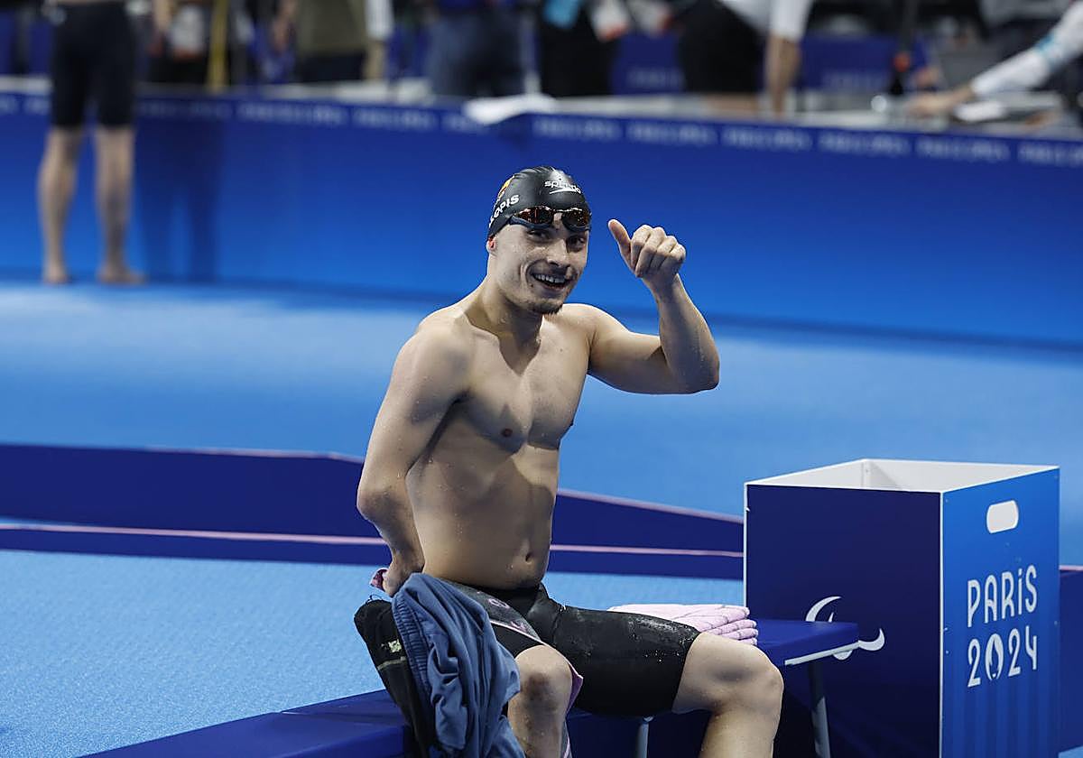 Iñigo Llopis, urrezko domina lortu ondoren, Parisko Jokoetan.