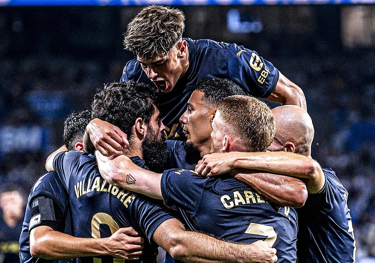 Los jugadores del Alavés celebran el gol de Villalibre en el derbi ante la Real.