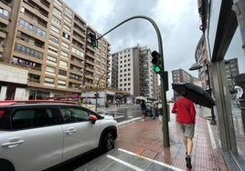 Vista del semáforo que ocupa la mitad de la acera en la calle Kareaga Goikoa.