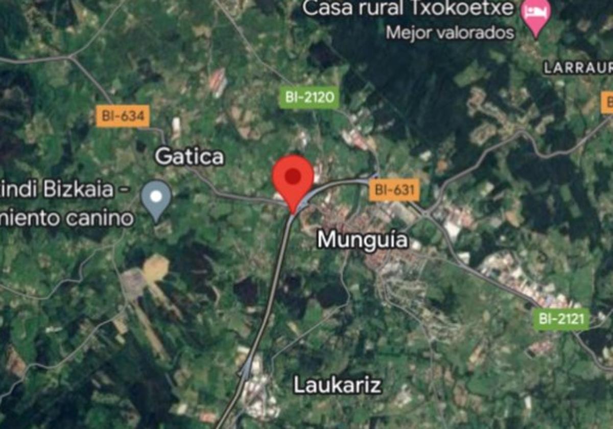 Dos heridos, uno hospitalizado, en un accidente entre dos turismos en la carretera de Mungia hacia Bermeo