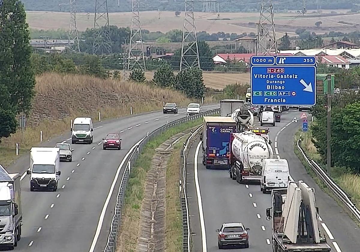 Finalizan las retenciones en la A-1 a su paso por Vitoria tras la avería de un vehículo