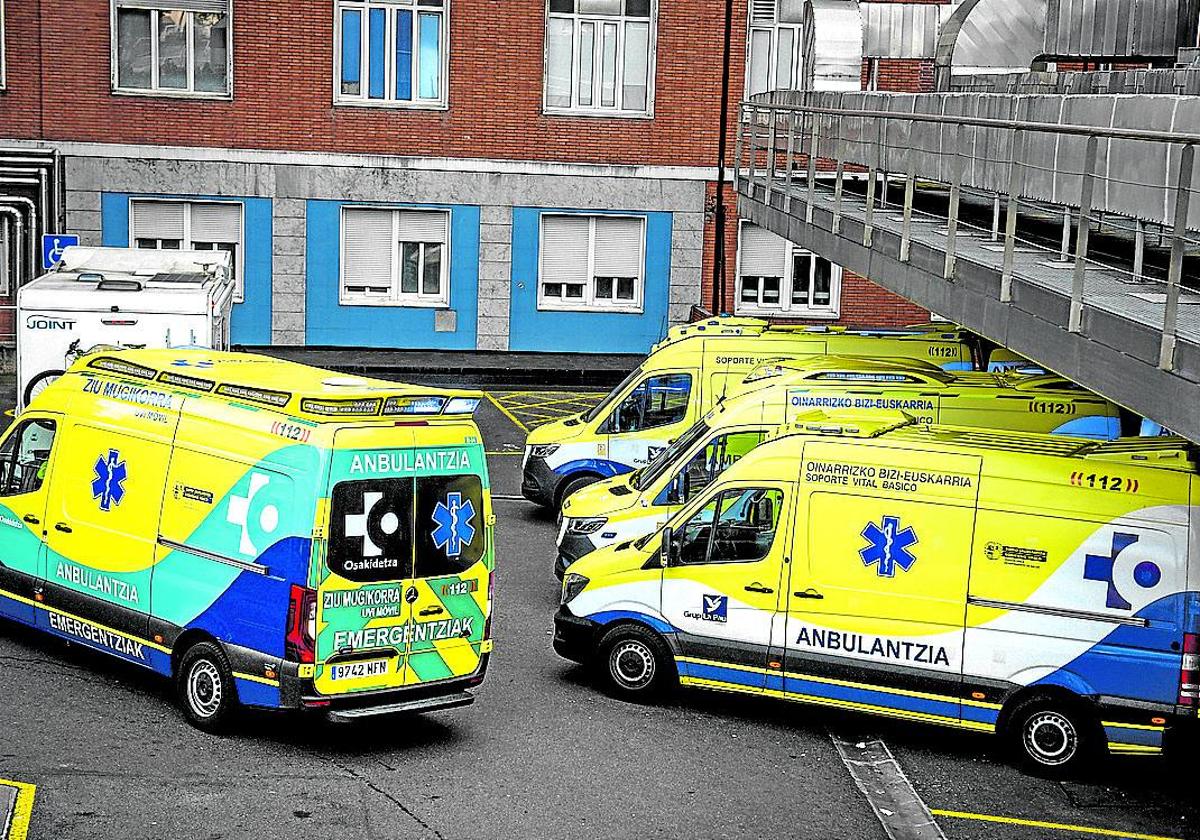 Varias ambulancias aparcadas en el hospital de Cruces.