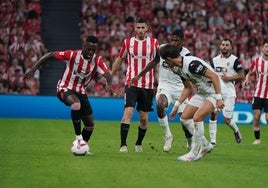 Iñaki Williams intenta un regate en el Athletic-Valencia de la tercera jornada de Liga.