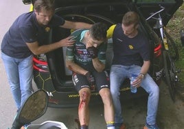 Van Aert abandona La Vuelta tras sufrir una fuerte caída en el descenso de Collada Llomena