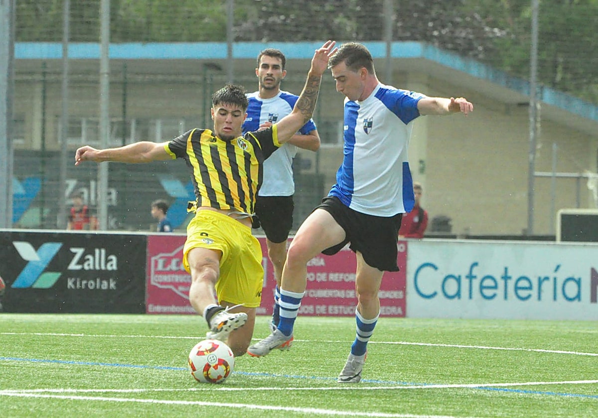 Jesús Martínez, del Barakaldo, y Guillermo Ruiz, del Zalla, pugnan por un balón.