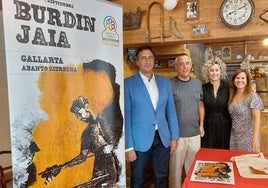 El presidente de Enkartur, Alfonso San Vicente; el alcalde de Abanto, Iñaki Urrutia; la edil de Cultura del Consistorio, Miren Prada; y la directora del museo minero, Haizea Uribelarrea, presentan los actos.