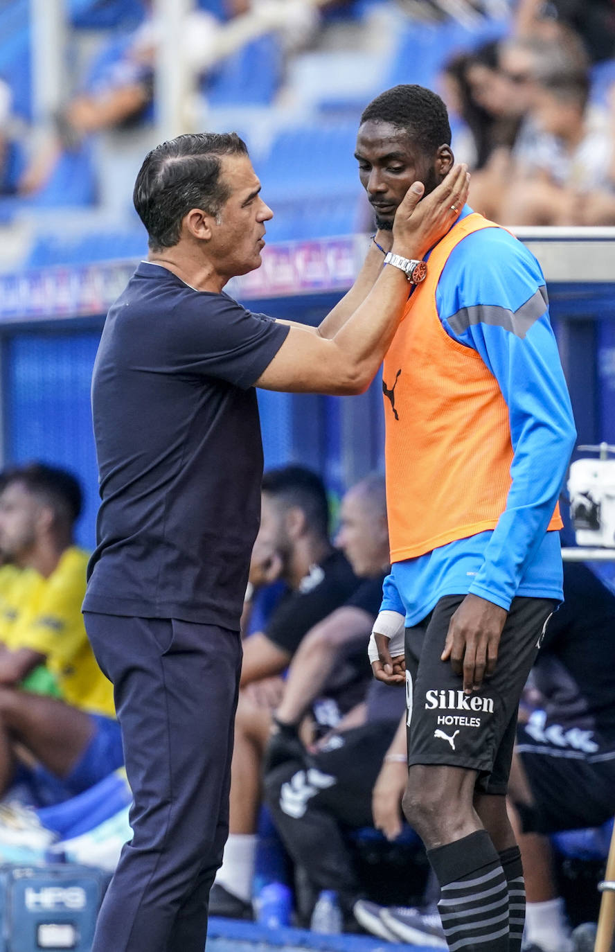 Luis García da ánimos a Abdallahi antes de un partido.