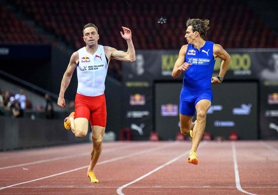 Duplantis echa la mirada hacia tras al cruzar la línea de meta para confirmar su incontestable victoria ante Warholm.