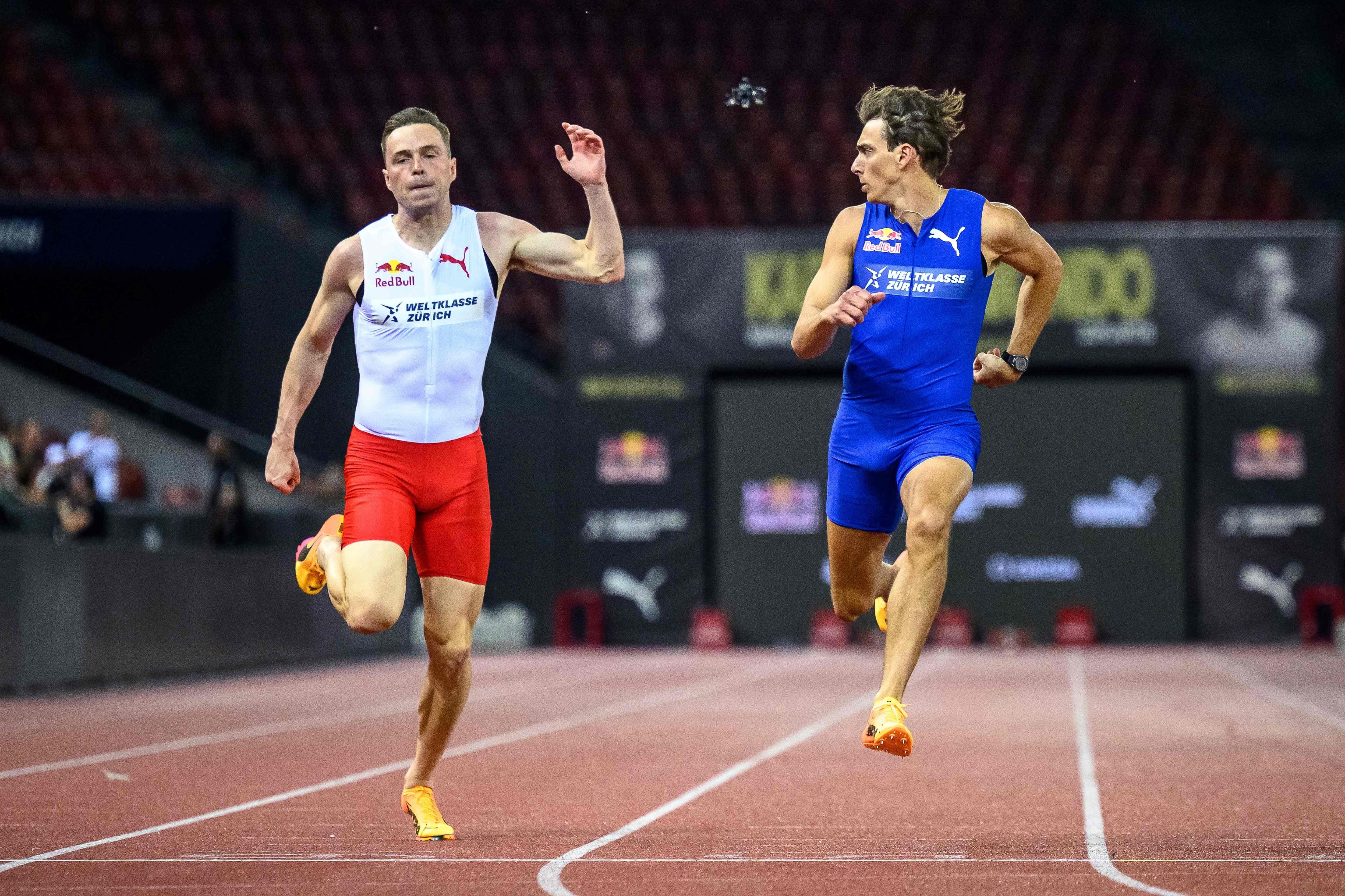 Duplantis echa la mirada hacia tras al cruzar la línea de meta para confirmar su incontestable victoria ante Warholm.