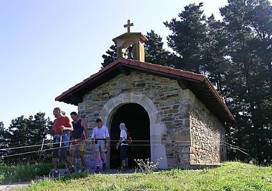 Entre templos anda la marcha