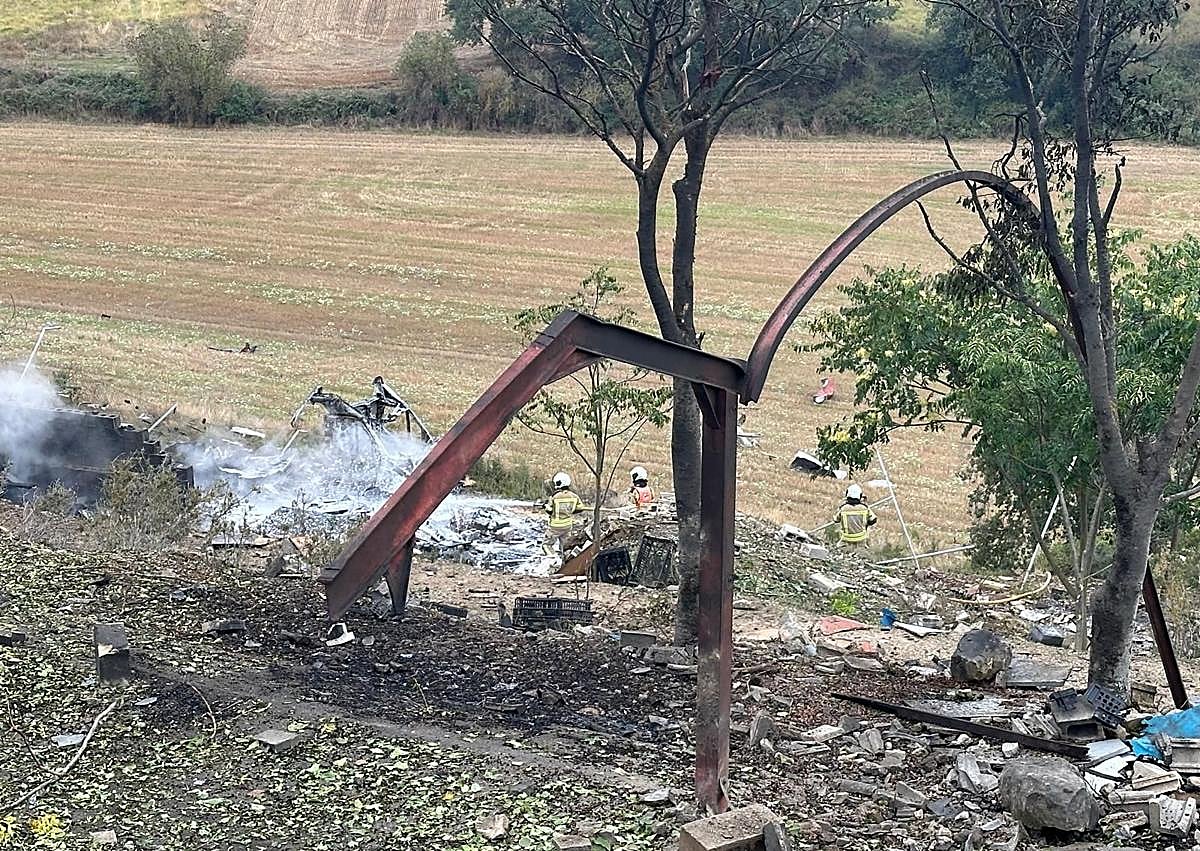 Imagen secundaria 1 - La explosión de un almacén de pirotecnia destruye tres edificios en Berantevilla