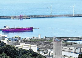 Explanada en el Puerto de Bilbao que albergará la planta de combustibles sintéticos de Petronor.