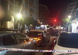 Policías y calle acordonada en el escenario de una de las dos muertes en Dénia.