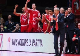 Ettore Messina anima a sus jugadores en cancha durante un duelo de la pasada temporada.