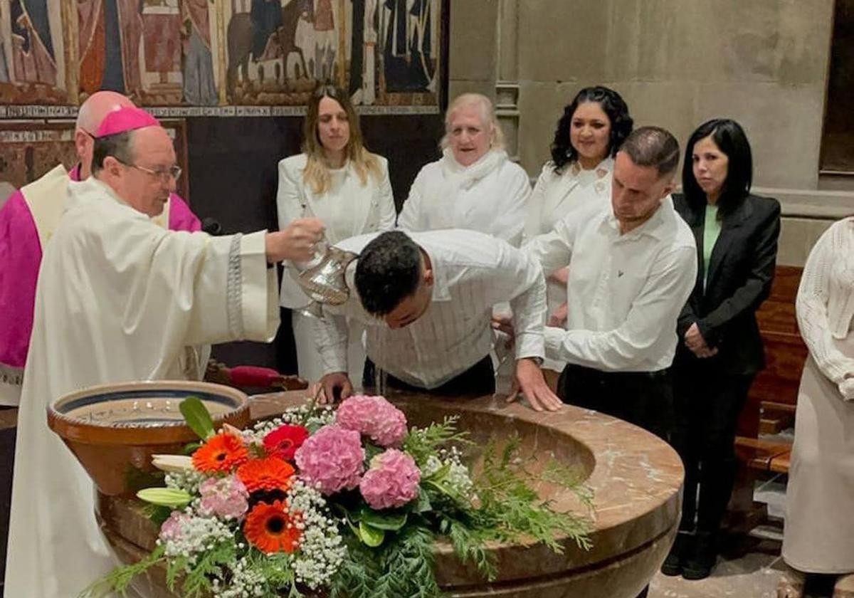 José Flores es bautizado junto a otros adultos por el obispo Elizalde este año en la Catedral de María Inmaculada.