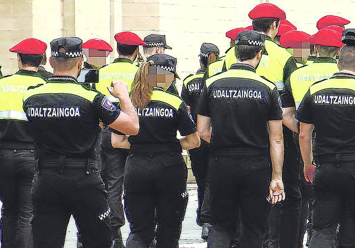 Entrega de diplomas a los nuevos agentes de la Policía Local en la Academia de Arkaute.