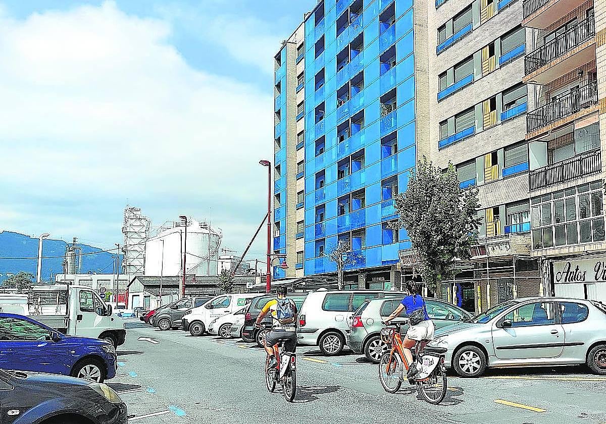 La fábrica de Oxinorte, al fondo, lleva operando en Lutxana más de seis décadas.