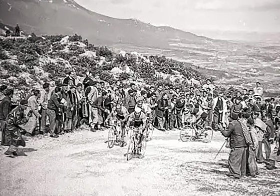 Imagen de la ascensión a Herrera en 1958, con Loroño al fondo. Era la segunda vez que se subía.