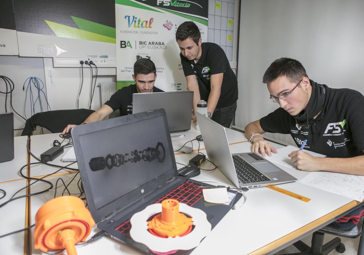 Estudiantes de ingeniería en una feria de empleo.