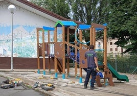 Los juegos infantiles se están instalando durante esta semana y estarán a punto para el inicio del curso escolar.