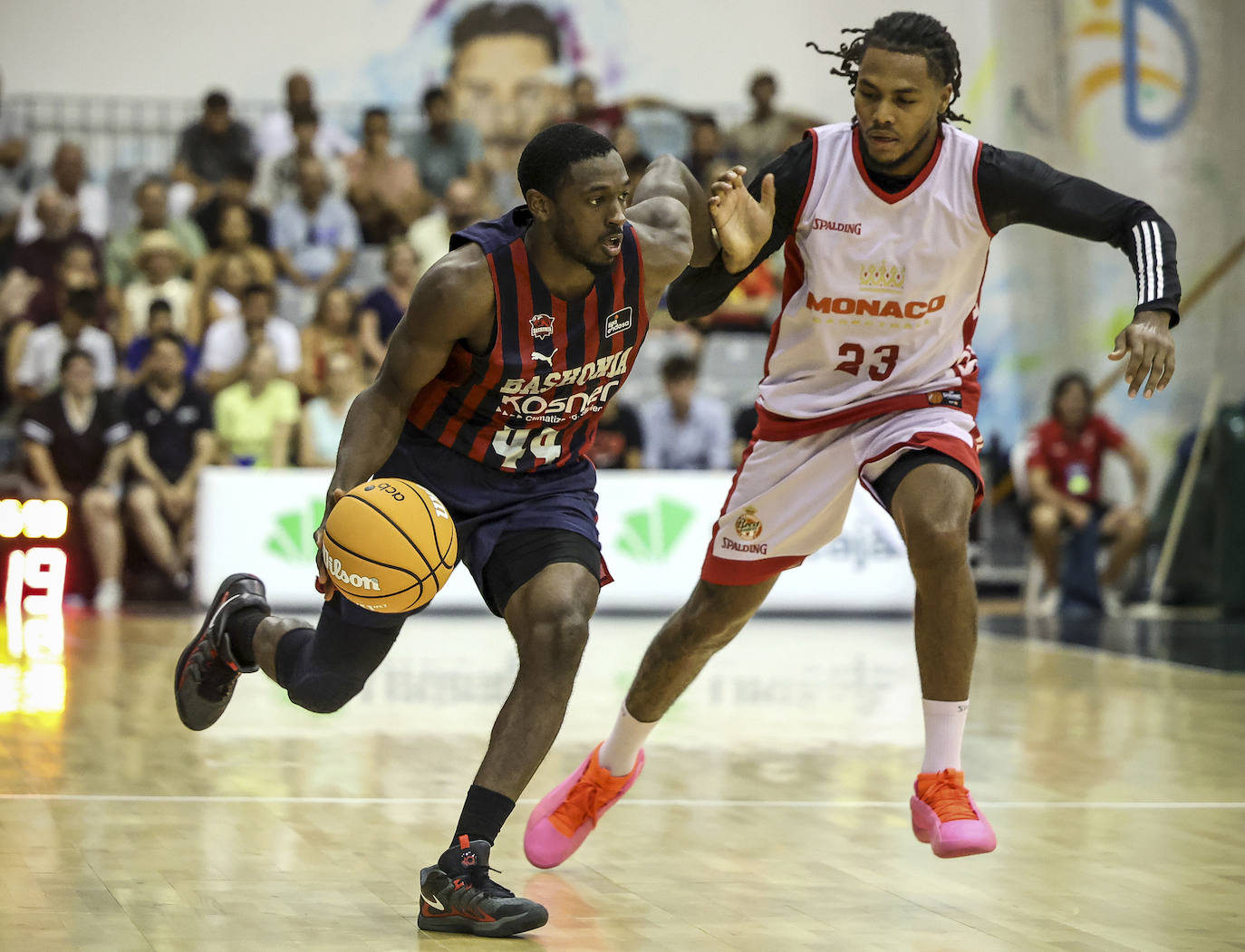 Kamar Baldwin avanza con el balón hacia el aro rival bajo la mirada de Juhann Begarin.