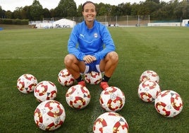 Alba Aznar, rodeada de balones sobre el cesped de Ibaia tras una sesión de entrenamiento de esta semana.