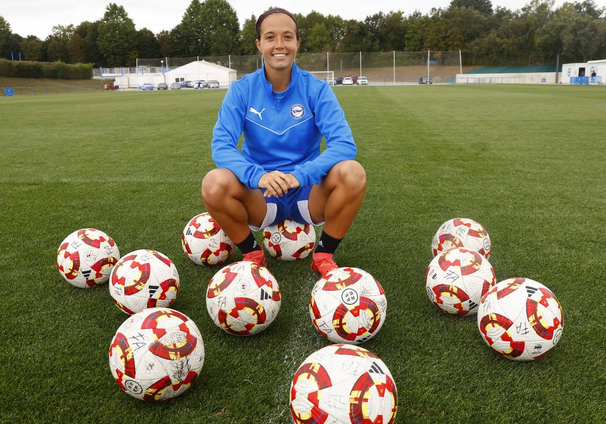 Alba Aznar, rodeada de balones sobre el cesped de Ibaia tras una sesión de entrenamiento de esta semana.