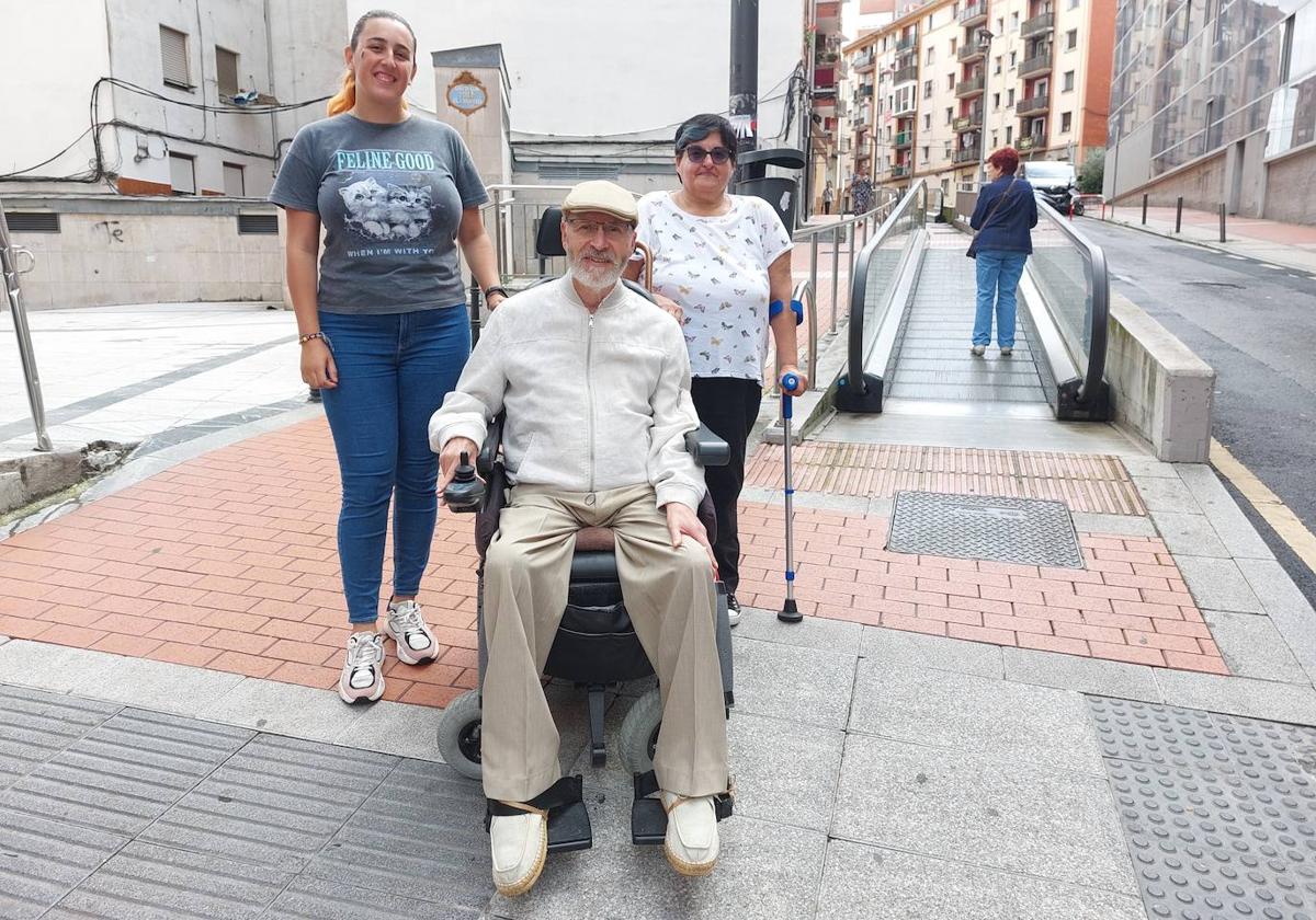 Sara Vaquero, trabajadora social de Parkinson Acapk, junto a Rodrigo González y Rosalía Cuadrado, tesorero y presidenta de la asociación Codisfiba.