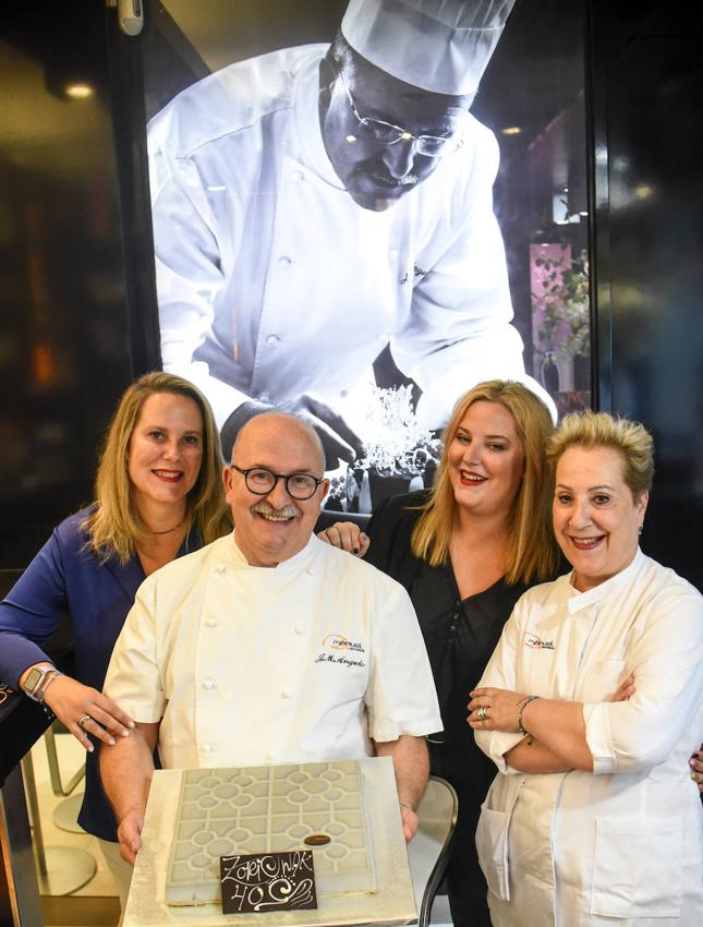 Junto a sus hijas Nadia y María (que forman parte de la plantilla de 25 empleados de Don Manuel) y a su esposa Elena Morán Echevarría en la pastelería-obrador de Alameda de Urquijo, 39 que este año celebra el 40º aniversario de su apertura.