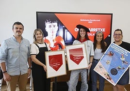 El alcalde, Iñigo Hernando; June Santxez, de la Comisión de Fiestas; Ainhoa Artetxe, txupinera de este año; Amets Iturbe, concejala de Fiestas; Alazne Solinis, de la Comision de Fiestas y, al fondo, Oier Ibarretxe, el pregonero.