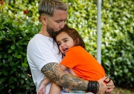 Borja Balparda junto a su hija Martina, que padece el síndrome de Fires.