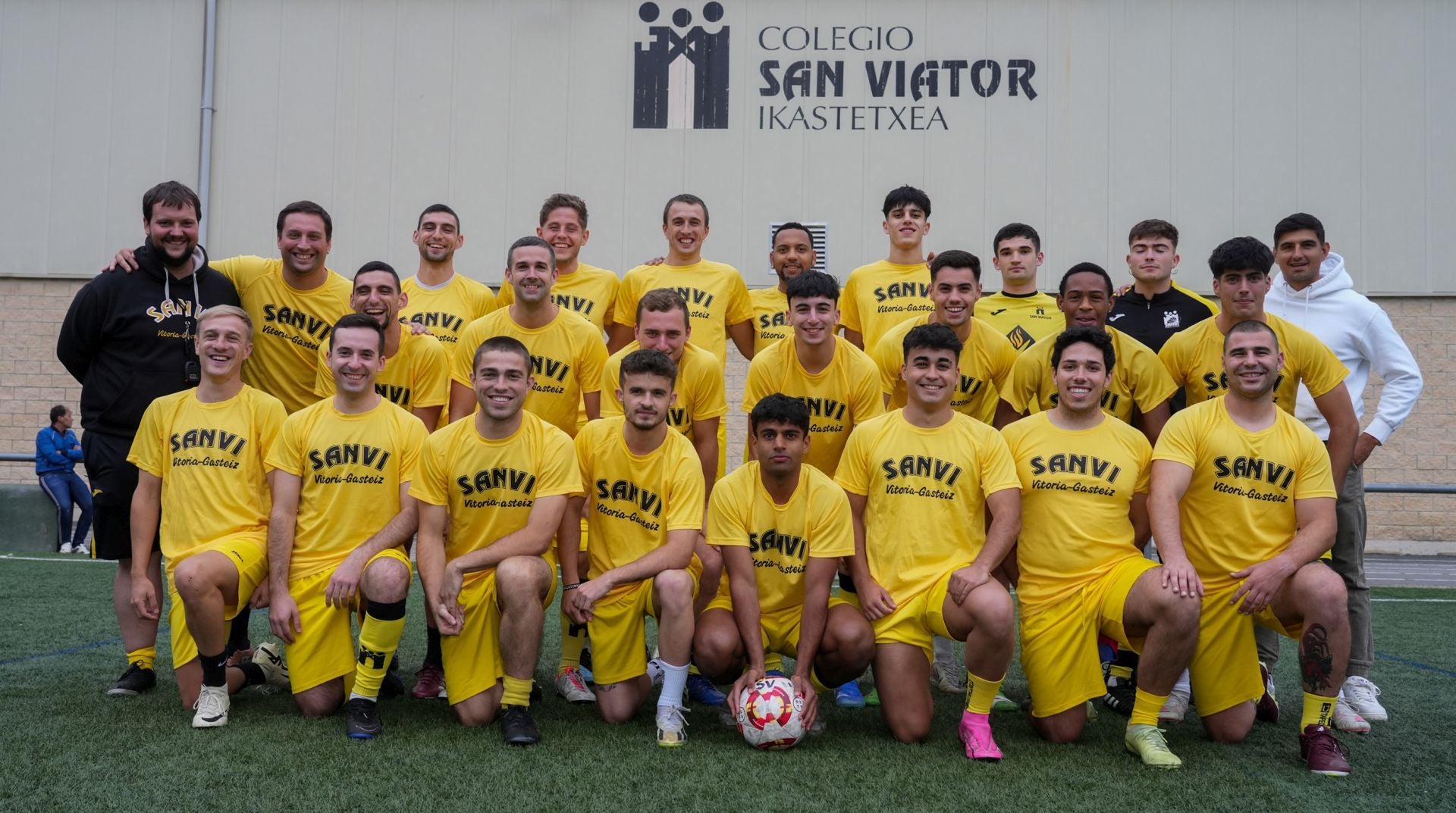 Plantilla del San Viator en uno de los campos de fútbol de sus instalaciones.