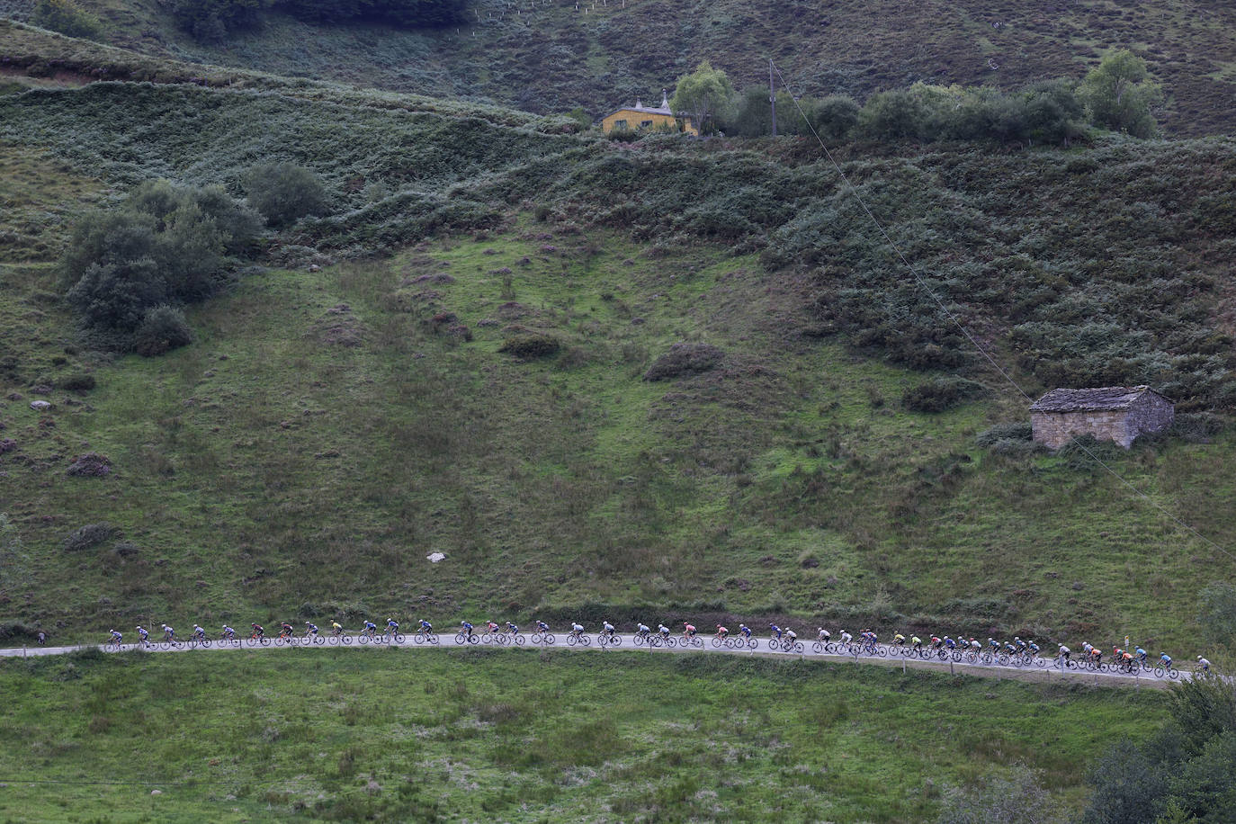 Las espectaculares imágenes que deja la etapa entre Villarcayo y Picón Blanco