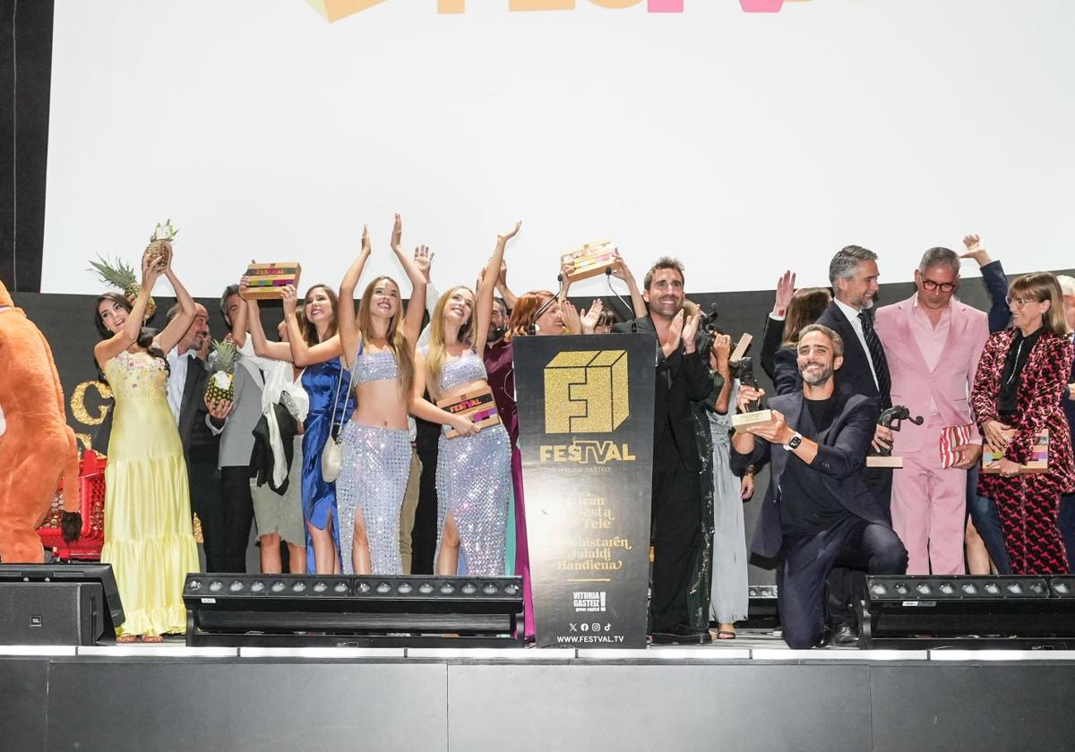 Los premiados celebraron el final de la gala en el escenario.