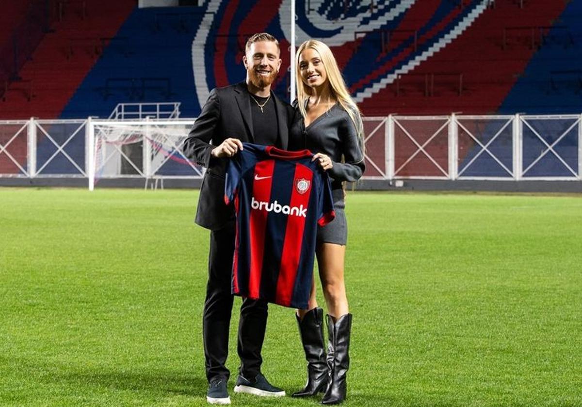 Iker Muniain con su pareja Ana Montoya en el Estadio del Club Atlético San Lorenzo de Almagro.