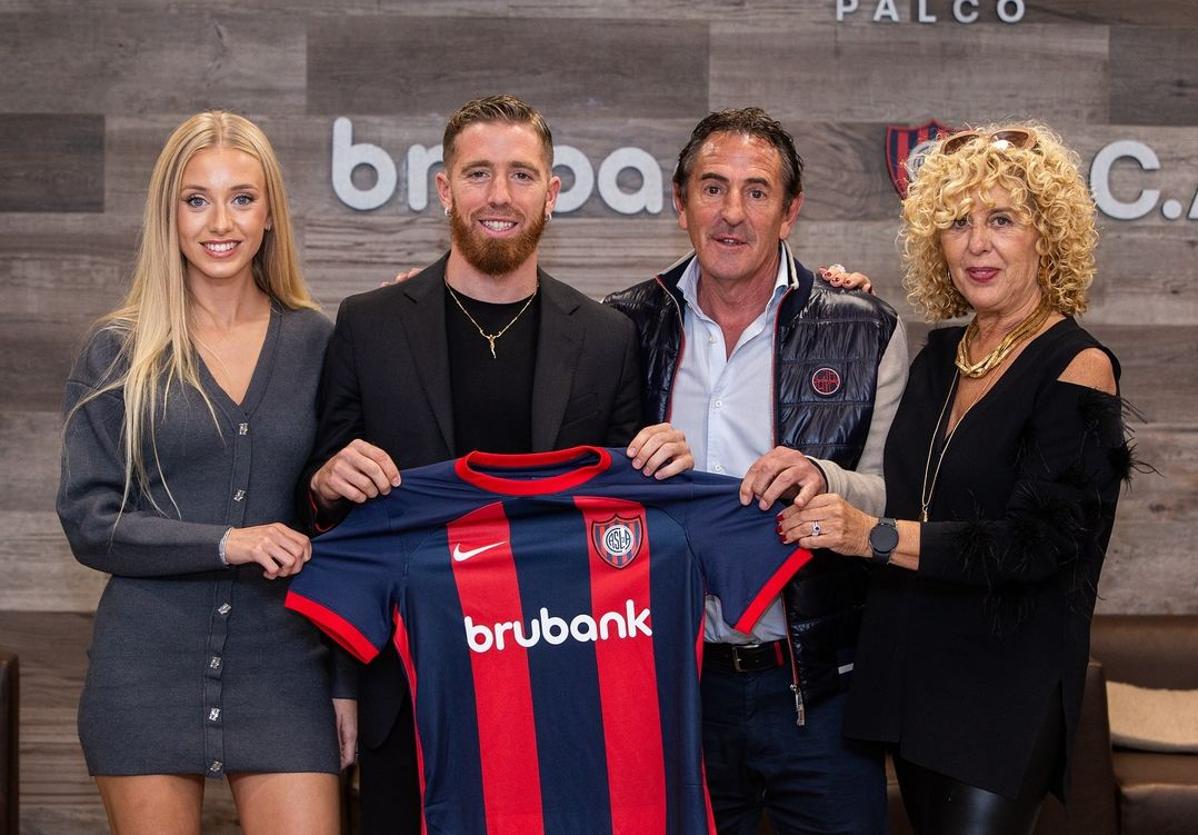 Imagen principal - Iker Muniain, emocionado en San Lorenzo junto con sus padres y su novia: «Quiero vestirme de corto y empezar a jugar»