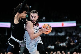 Kullamae, muy activo en el torneo de su ciudad, trata de zafarse de Nadir Hifi.