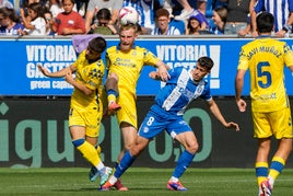 Blanco pugna por el balón con McBurnie.