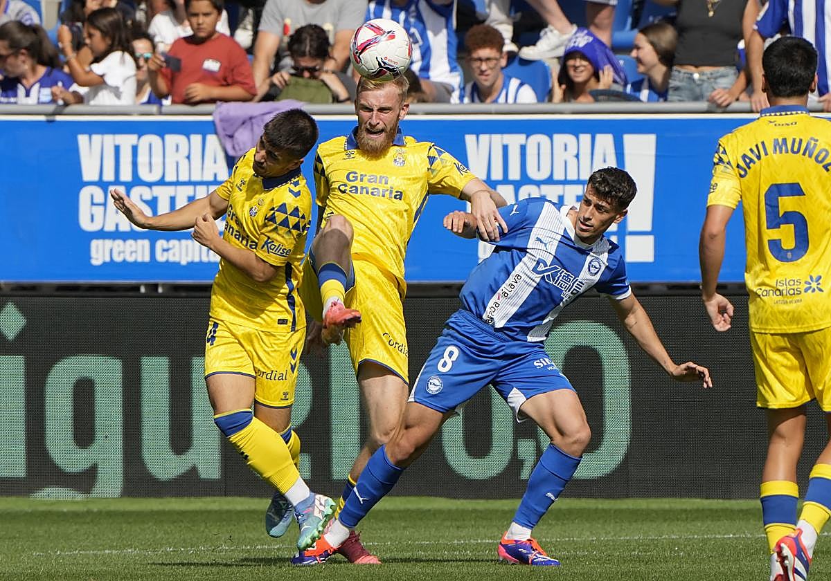 Blanco pugna por el balón con McBurnie.