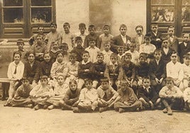 Niños posan en el centro religioso, en las década de 1940.