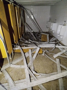 Imagen del estado en el que quedaron los baños públicos de Lekeitio.