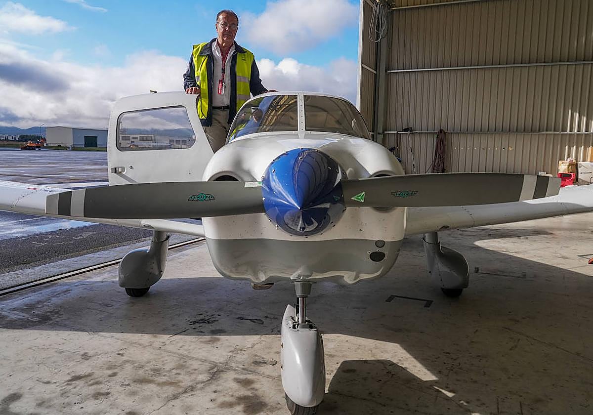 Eduardo Zapatería, presidente del aeroclub Heraclio Alfaro, posa con la Piper Archer III.