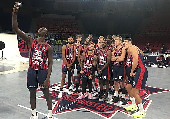 El canterano Limamoulaye Faye comandó uno de los selfies ante la insistencia de Howard.