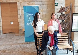 La responsable del proyecto BBK Herriz Herri, Verónica Urda, y la teniente de alcalde, Jesica Ruiz, (PSE), presentaron la iniciativa con la icónica figura de 'Mercedes', la escultura del artista Rubén Orozco .