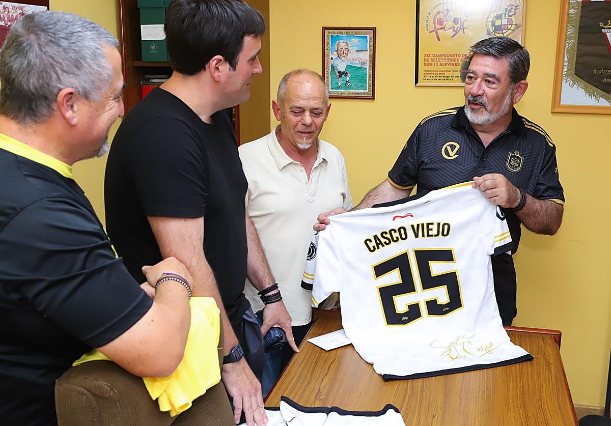 El presidente José Miguel Pérez-Cejuela muestra una camiseta a integrantes del club.