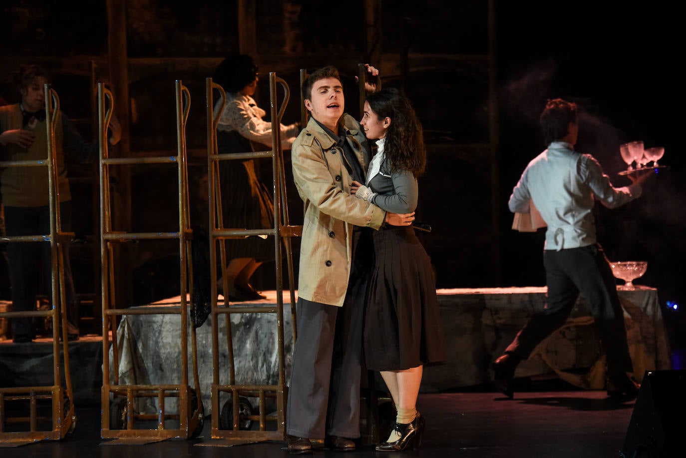 Alumnos de la sexta promoción de Dantzerti representan una obra en mayo de este año.