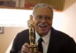 James Earl Jones, con su Oscar Honorífico.
