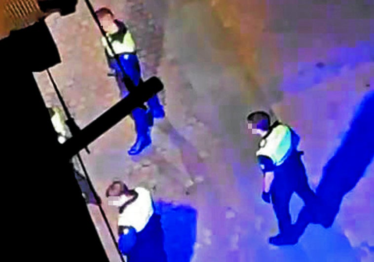 El suceso se produjo de madrugada en la calle Ronda.