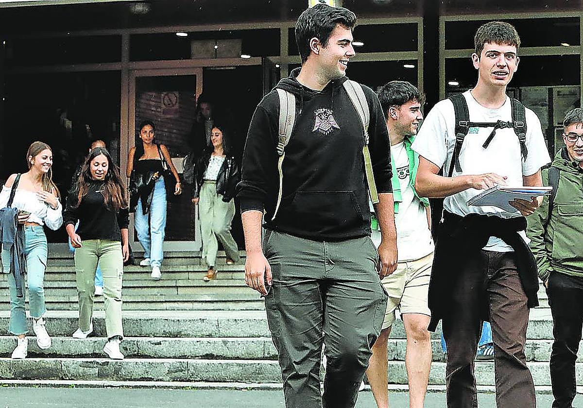 Estudiantes de la Facultad de Economía y Empresa de la UPV/EHU, en Sarriko, salen de clase este lunes, en el primer día de curso.